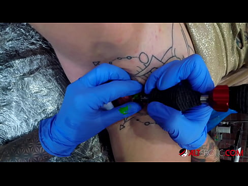 ❤️ La bomba Sully Savage, molt tatuada, es va tatuar al clítoris ❤❌ Vídeo porno al ca.tradewin.top ❌